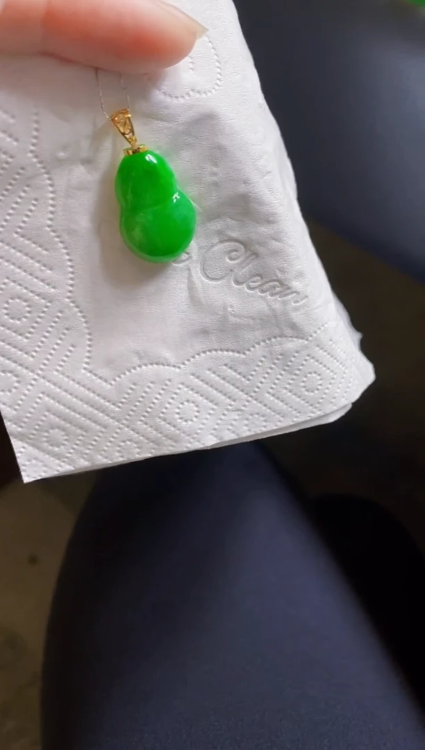 翡翠18K金镶嵌颈饰葫芦