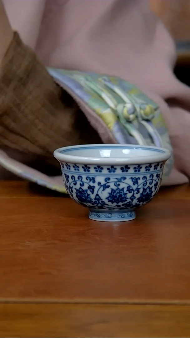 【闪购商品】陶瓷仿明缠枝莲小压手（双狮内绘）（柴窑）