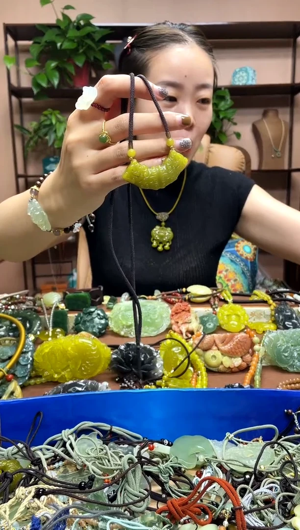 未镶嵌岫玉吊坠多样性发货发其中之一