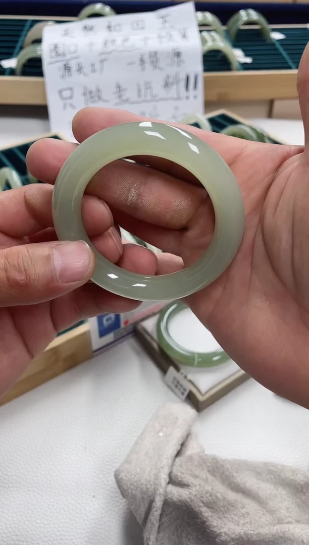 未镶嵌手镯和田玉无****?和田玉手镯