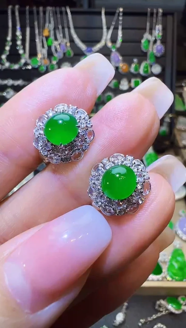 18K金镶嵌翡翠耳饰蛋面