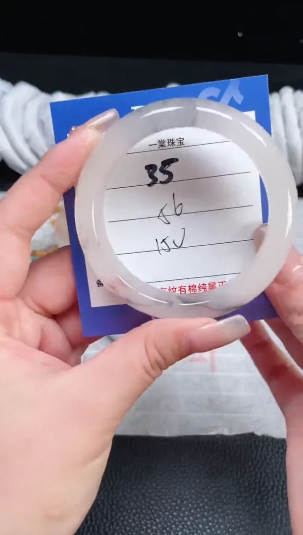 【闪购商品】石英质玉手镯未镶嵌35