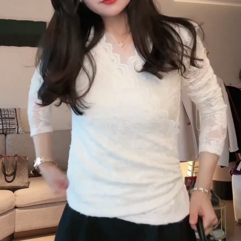 冬季新款气质时尚百搭韩系交叉V领显瘦蕾丝打底上衣LK2509052
