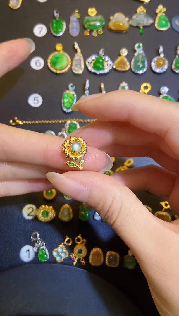 吊坠(不含链)18K金镶嵌翡翠葵**?1