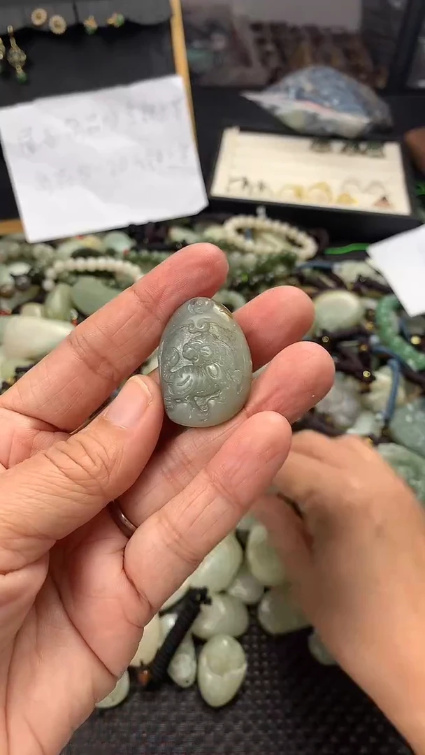 颈饰未镶嵌和田玉（多样性发一件）没有证书有瑕