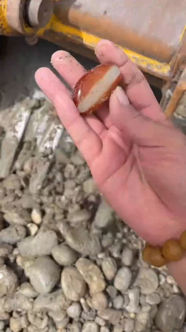 透闪石质玉未镶嵌珠宝奇石透闪石质玉，未镶嵌珠宝奇石。