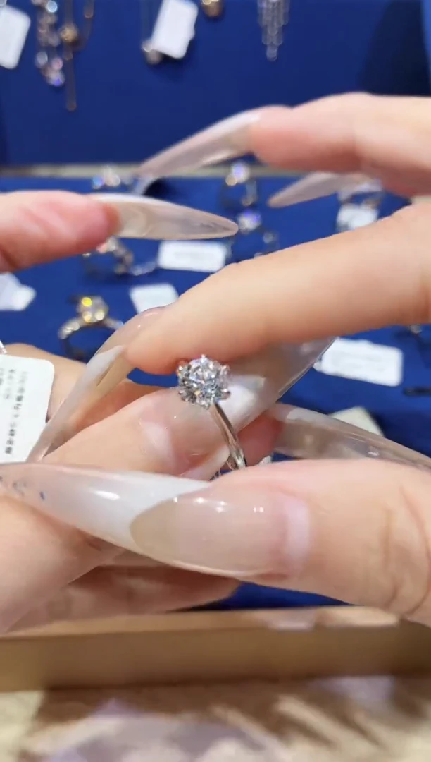 18K金镶嵌实验室培育钻石1克拉T家经典六爪12圈
