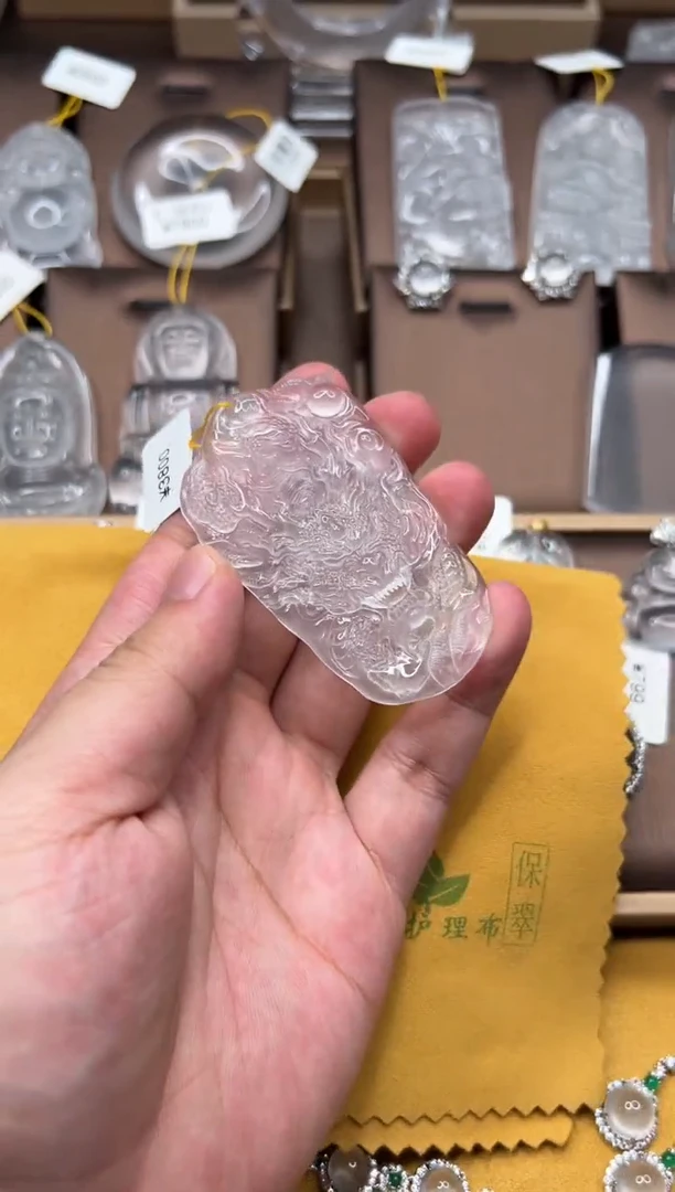 石英质玉未镶嵌颈饰龙牌