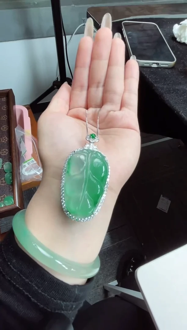 吊坠(赠链)合金石英质玉（非洲翠）25.116叶子