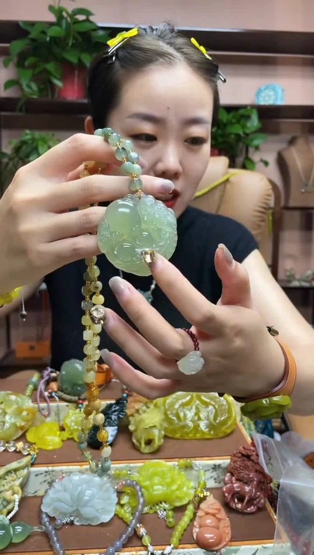 未镶嵌蛇纹石玉颈饰·
