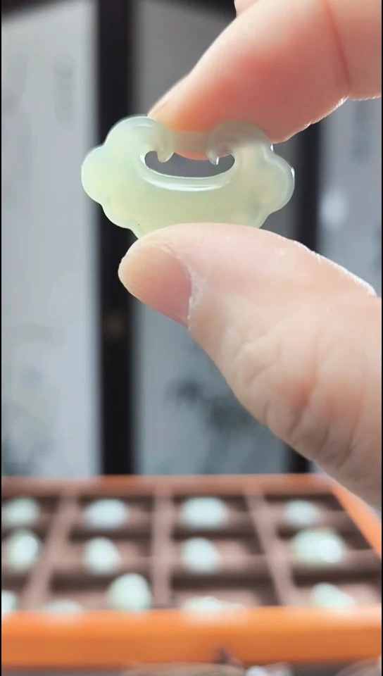 颈饰未镶嵌和田玉（糖玉）祥云锁