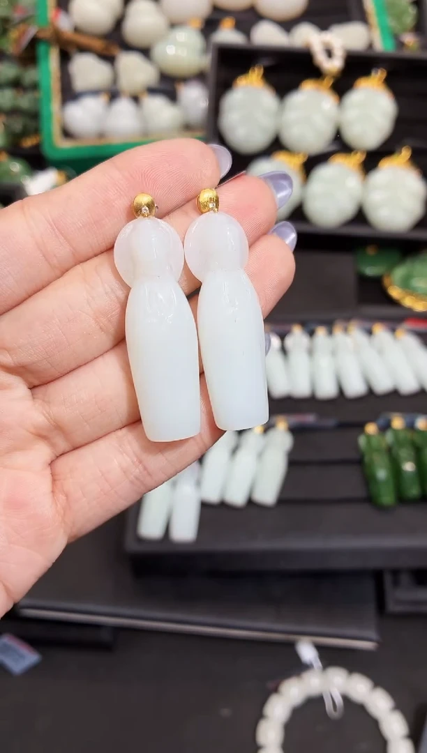 吊坠(赠链)18K金镶嵌和田玉45MM多样性发一Z