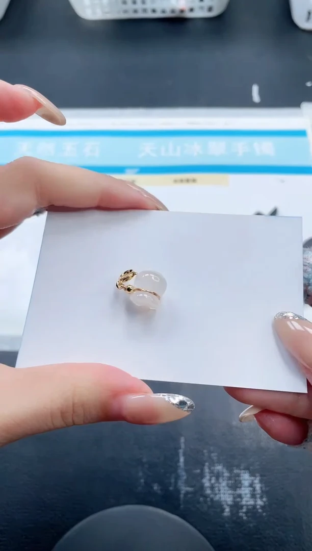 石英质玉未镶嵌颈饰福袋