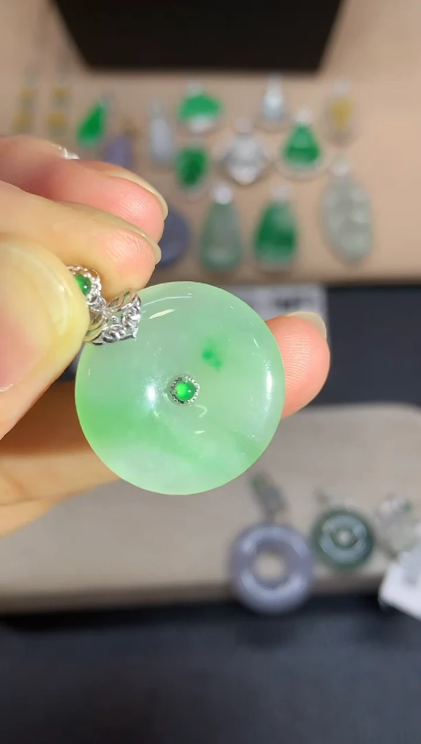 颈饰18K金镶嵌翡翠平安扣【无服务费