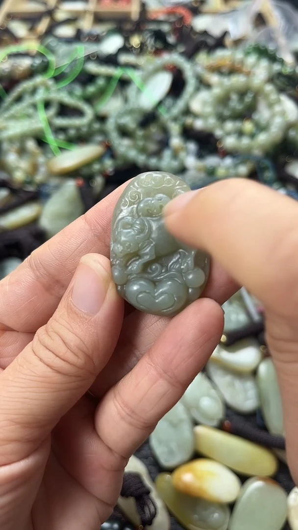 和田玉未镶嵌颈饰（多样性发一件）没有证书有瑕