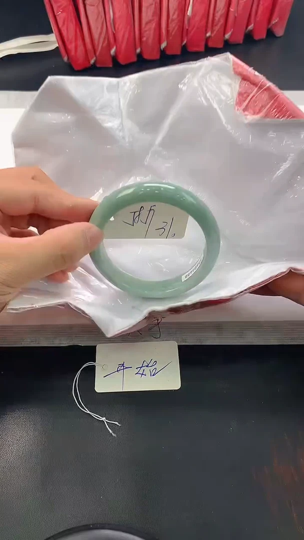 翡翠手镯未镶嵌82