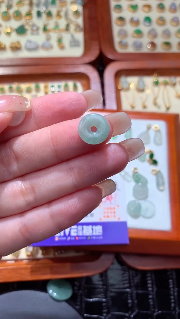 颈饰未镶嵌翡翠鱼**1翡翠
