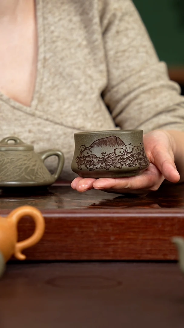 茶壶紫砂蟹壳青刻绘主人杯