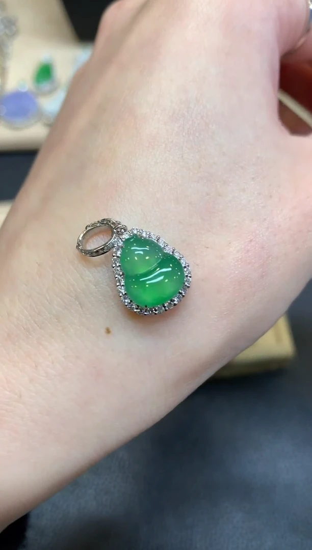 【闪购商品】翡翠颈饰18K金镶嵌葫芦【无服务费】