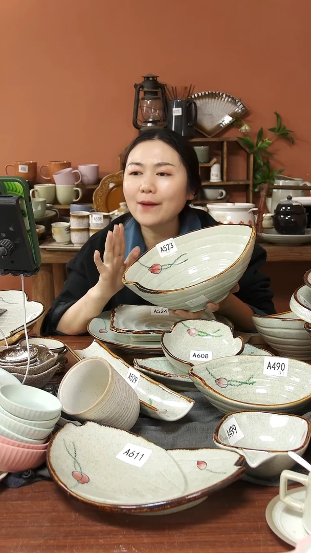 陶瓷A523 一只手绘荷花黑点大元宝碗28.5*21*11可能微瑕