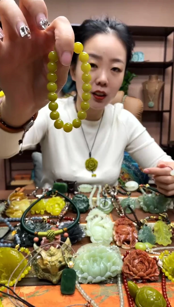 未镶嵌岫玉手串多样性发货发其中之一