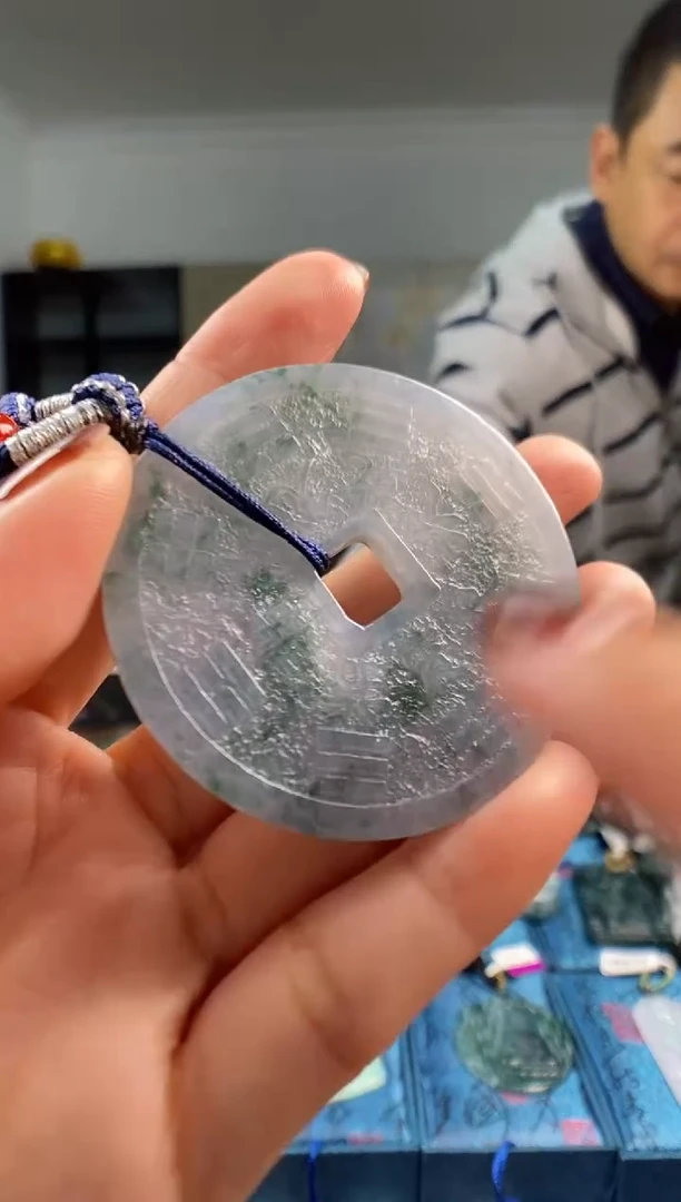 颈饰未镶嵌翡翠   多样性发其一