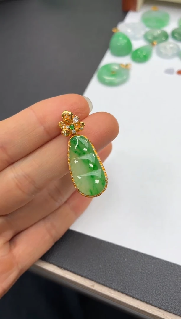 颈饰18K金镶嵌翡翠天然翡翠A货