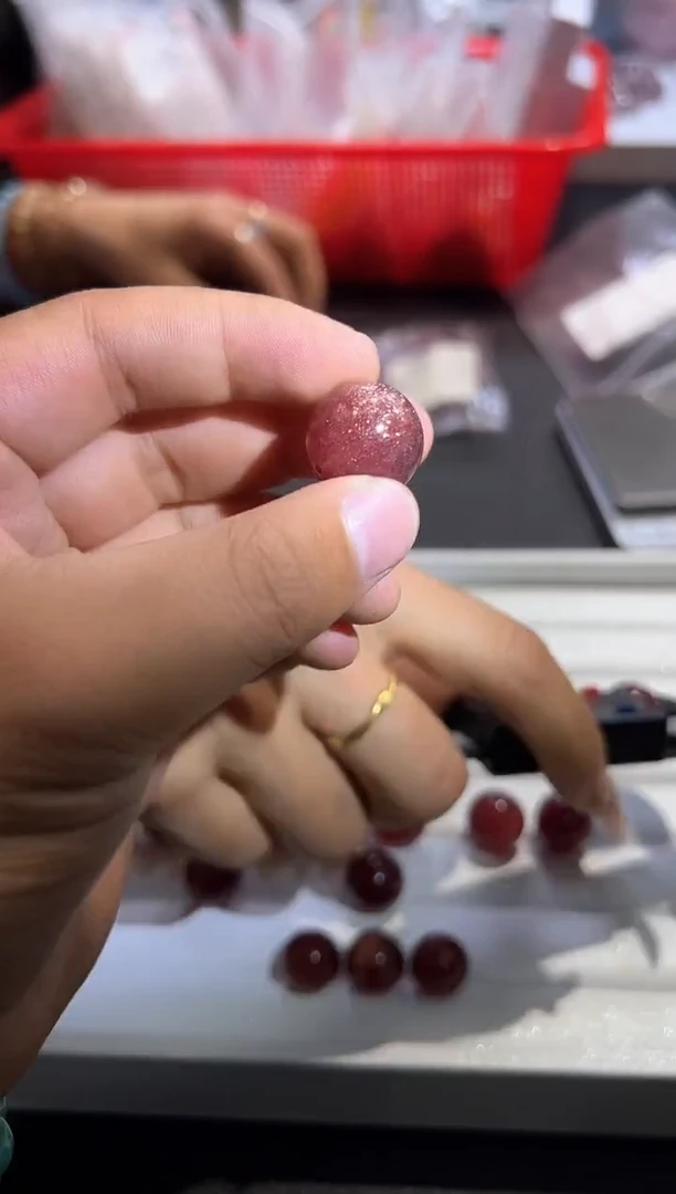 【闪购商品】石英质玉珠宝半成品未镶嵌16mm爆闪草莓晶单珠