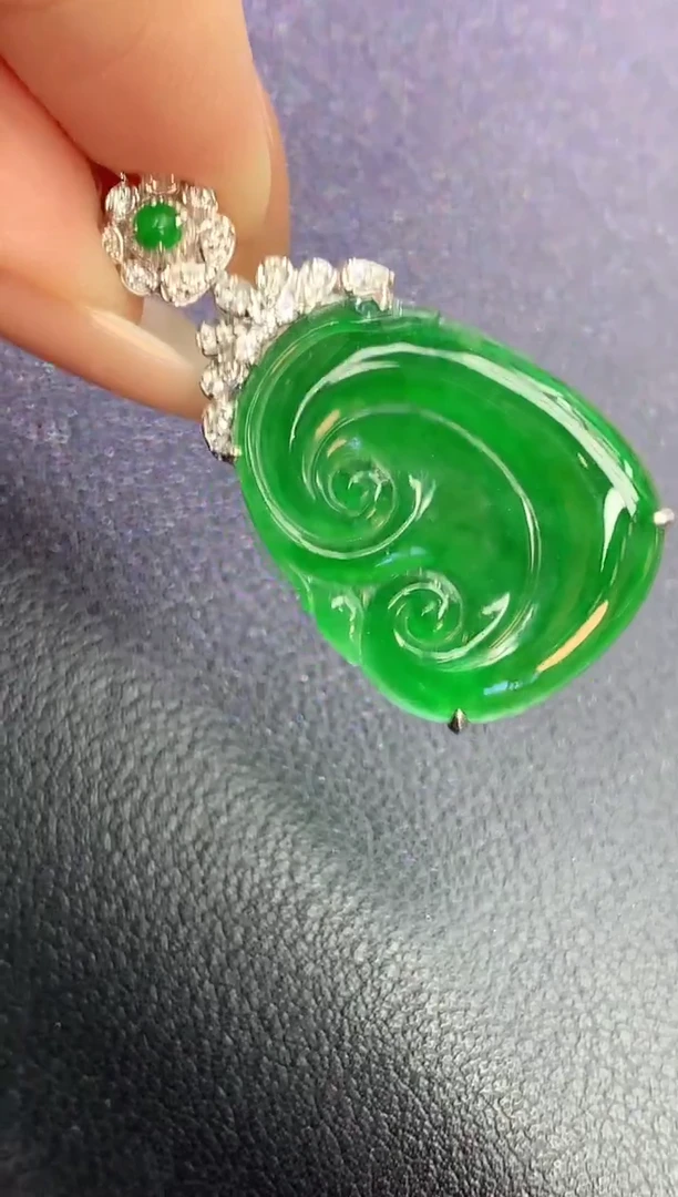 颈饰18K金镶嵌翡翠赠礼盒 麦麦