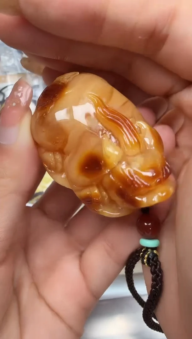 未镶嵌琥珀裸石如图