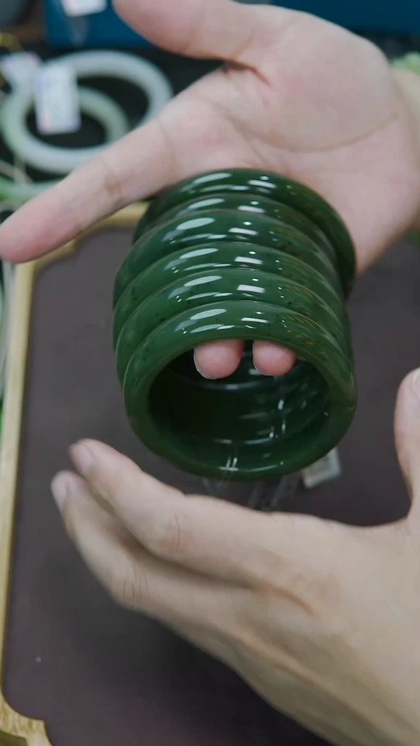 未镶嵌手镯和田玉正装宽版辣绿碧玉手镯（多样性发货一件）