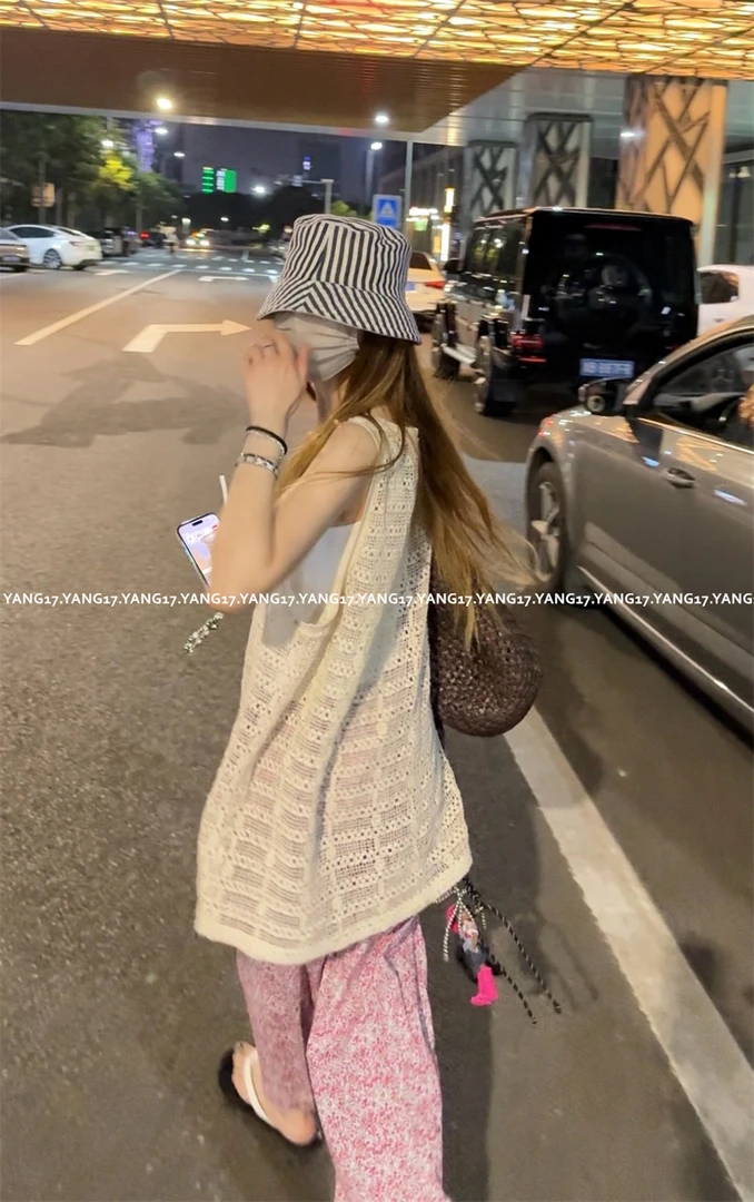 杨十七 时髦度假风_重工手钩感镂空棉纱透感针织中长款背心