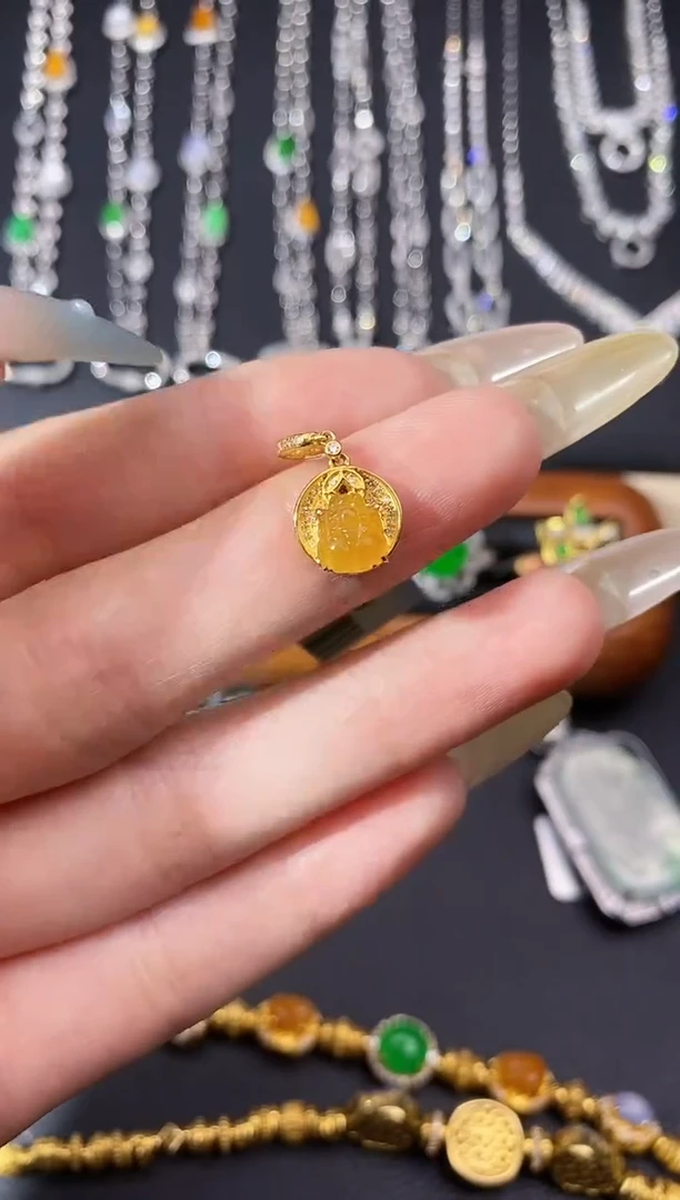 颈饰18K金镶嵌翡翠吊坠