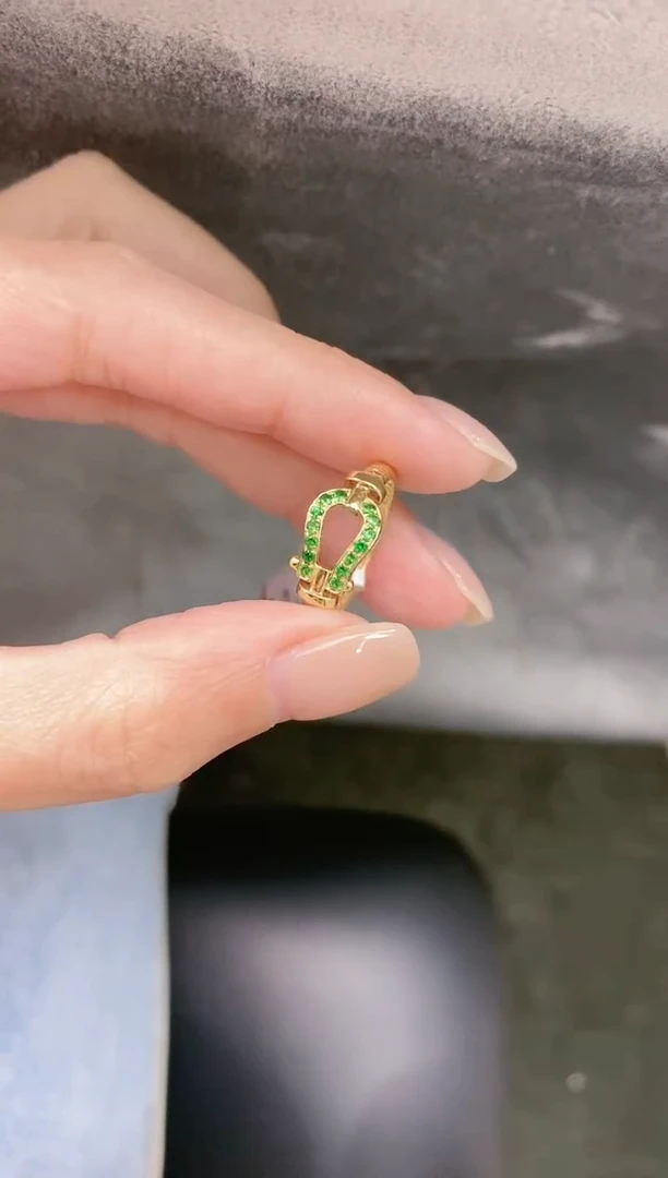 18K金镶嵌石榴石（沙弗莱）戒指
