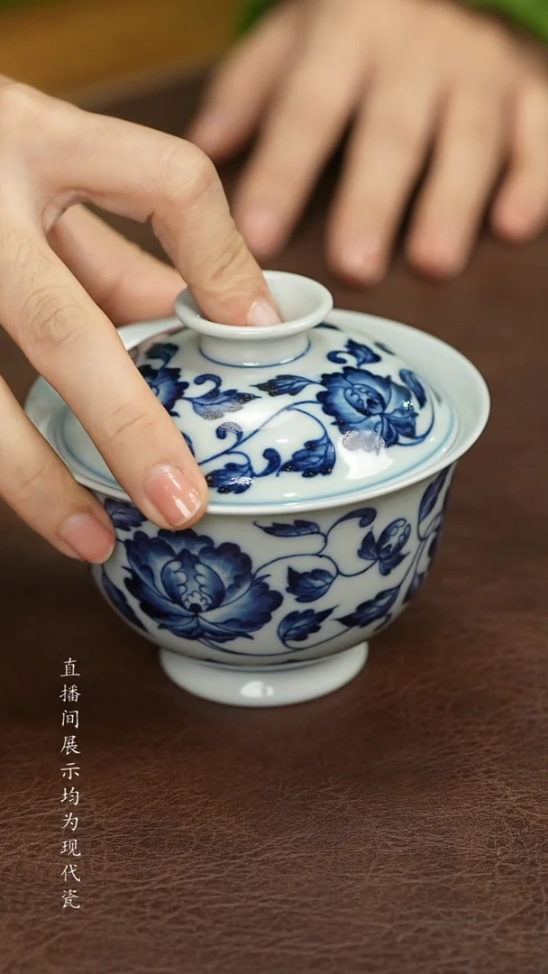 景德镇青花缠枝盖碗