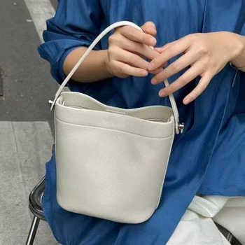 艾薇思曼牛皮水桶包2025新款休闲手提通勤女包小众不撞款斜挎小包