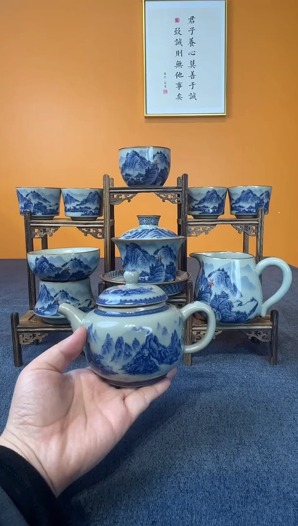 巜***》景德镇釉里红8件套加壶