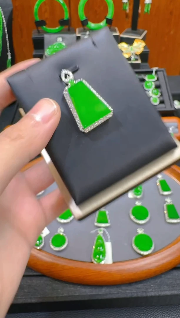 【闪购商品】翡翠吊坠(赠链)银S925镶嵌天然A货翡翠