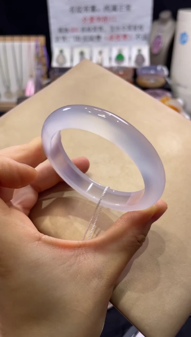 玛瑙/玉髓手镯未镶嵌不同角度不同光线色不同