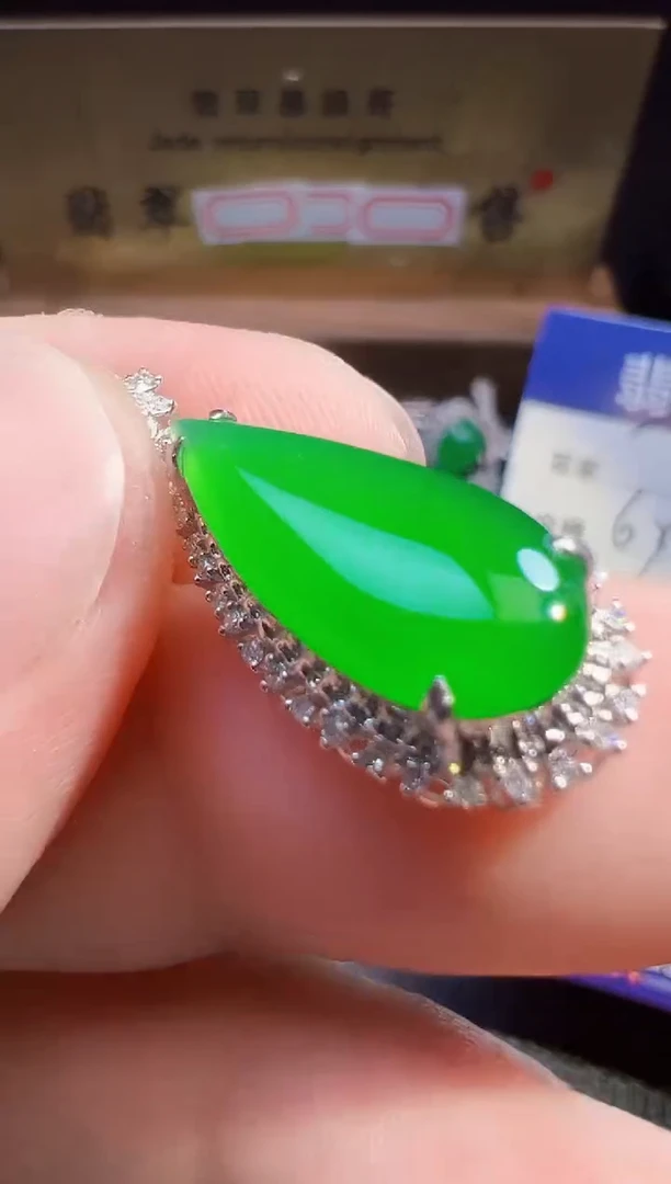 翡翠18K金镶嵌颈饰翡翠