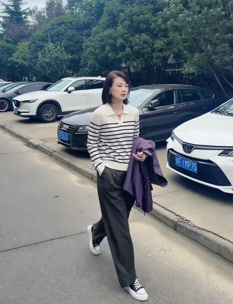 欧货2025秋冬新款日常通勤撞色条纹polo领长袖百搭减龄针织上衣女