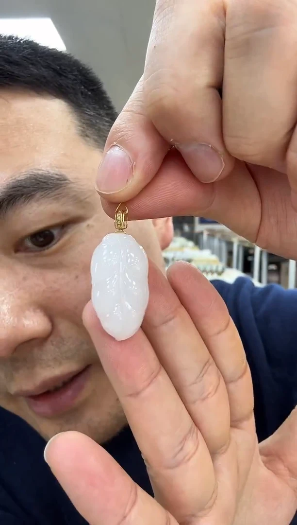 颈饰18K金镶嵌和田玉金枝玉叶