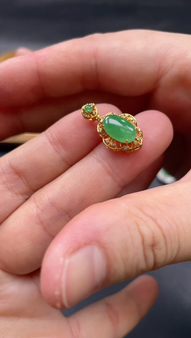 【闪购商品】翡翠颈饰18K金镶嵌54...........