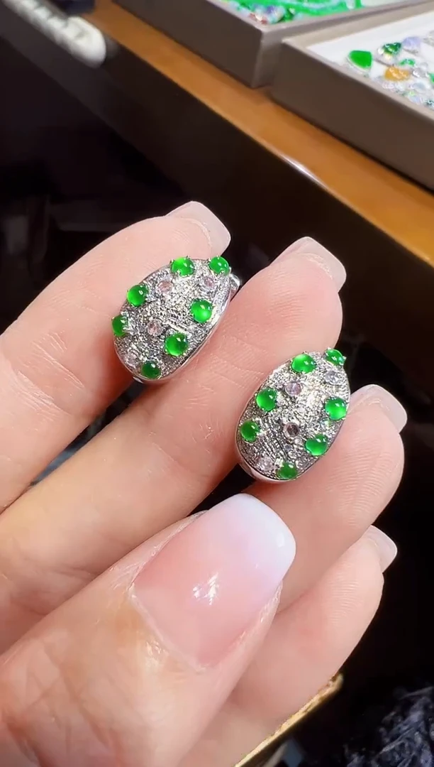 18K金镶嵌翡翠耳饰蛋面