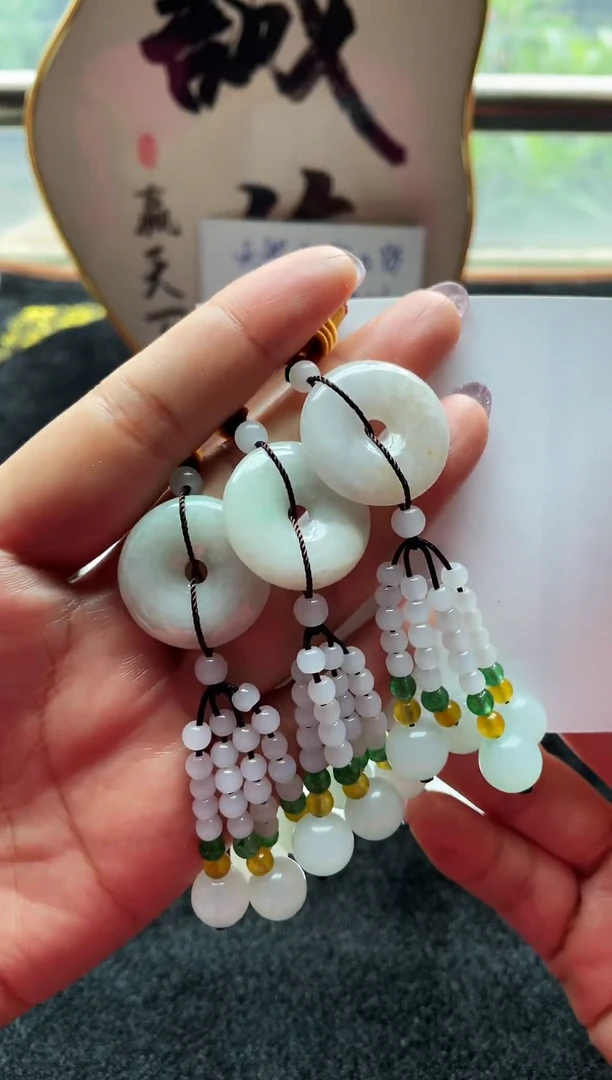 翡翠未镶嵌颈饰平安扣