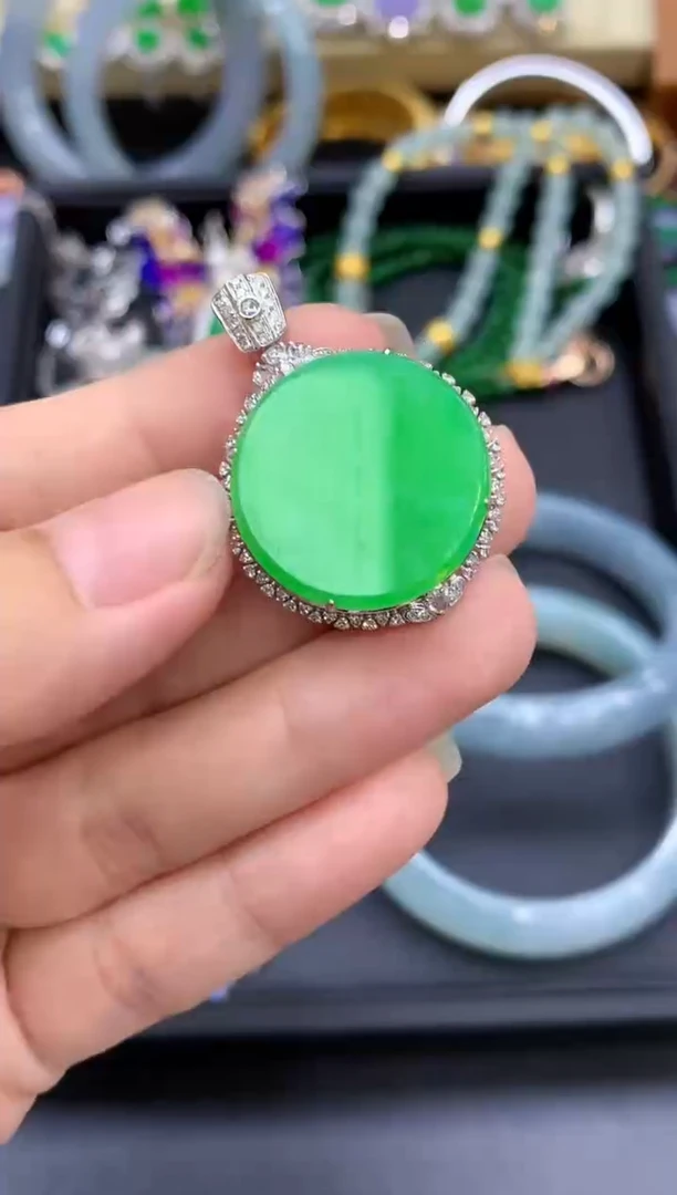 颈饰18K金镶嵌翡翠770-中国好珍宝