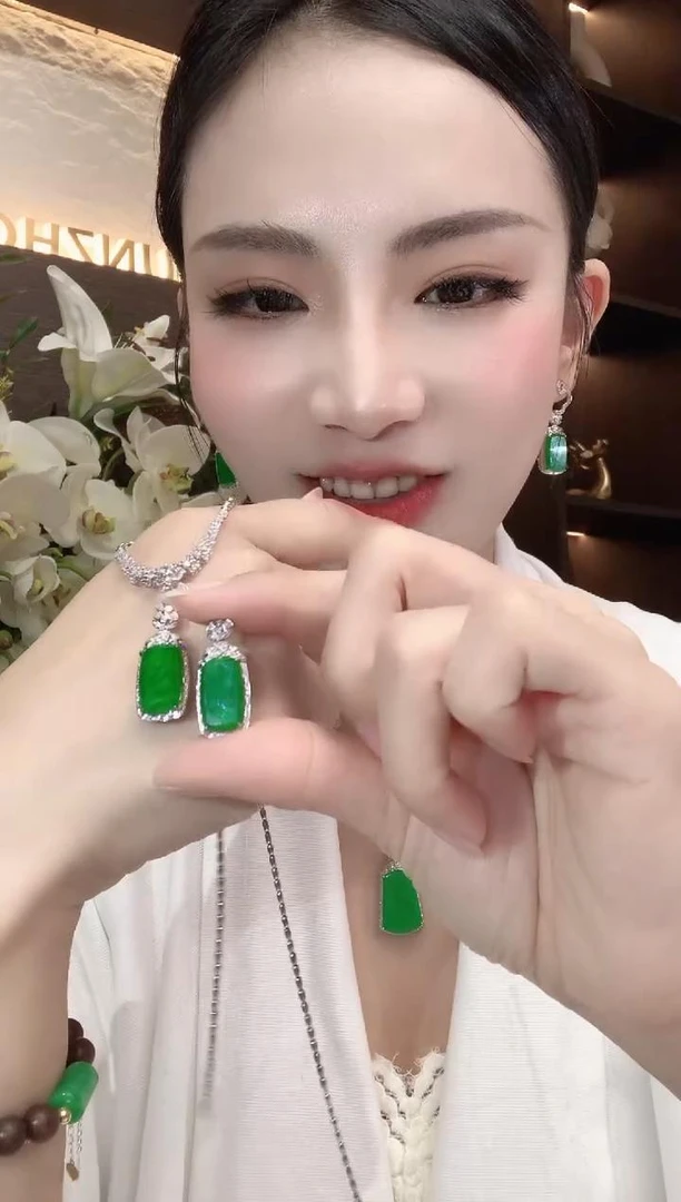 【云中意】 18K金镶嵌翡翠无事牌吊坠 - 多样性发货一件 lyx