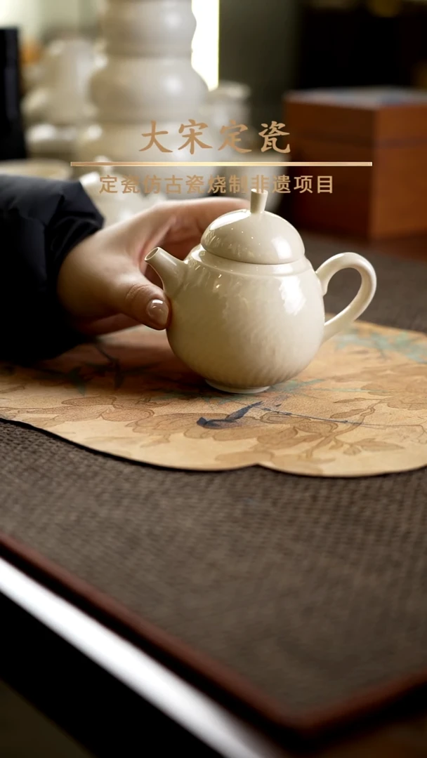 微瑕 跳刀纹龙蛋壶 轻微积釉矿点