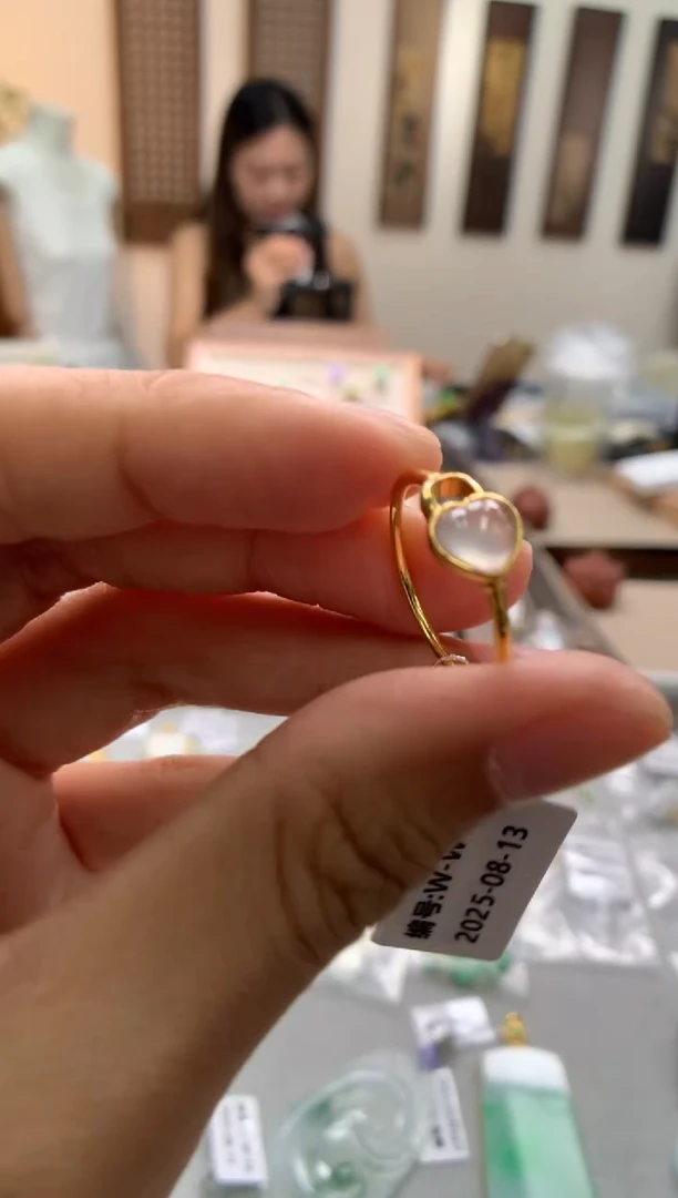 翡翠未镶嵌颈饰戒指