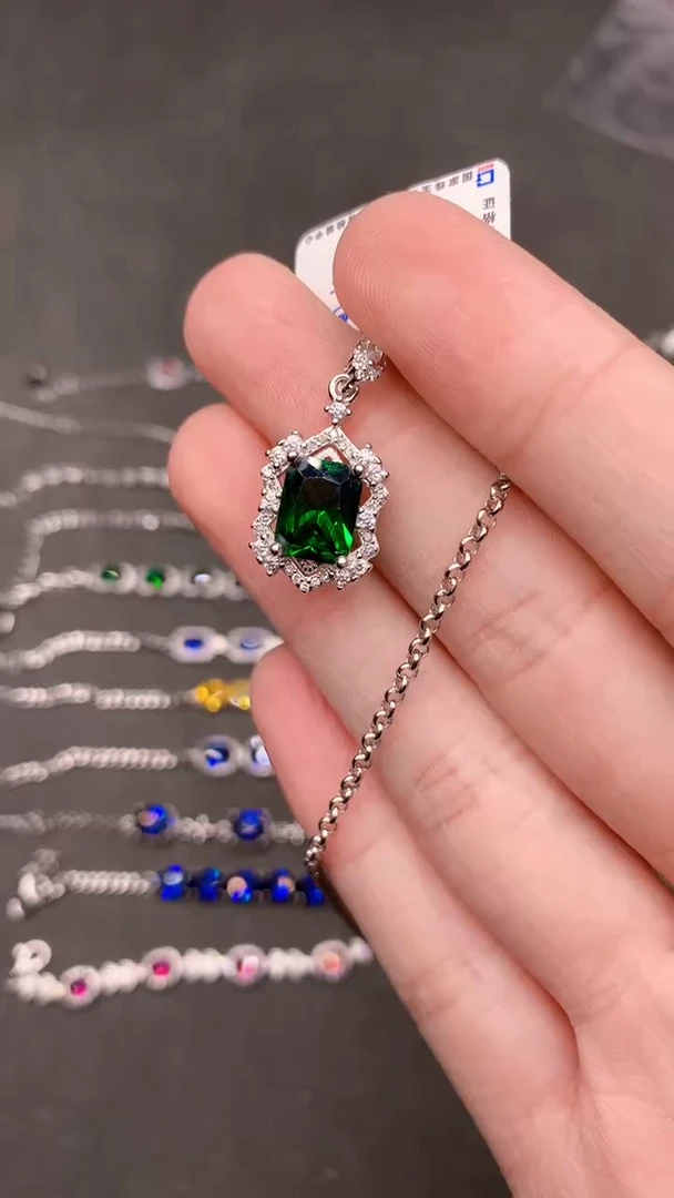 【闪购商品】透辉石吊坠银S925镶嵌........